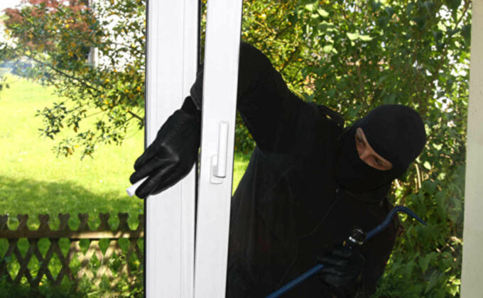 Urlaubszeit ist Einbruchszeit – Welche Versicherung zahlt und wie Sie sich schützen können