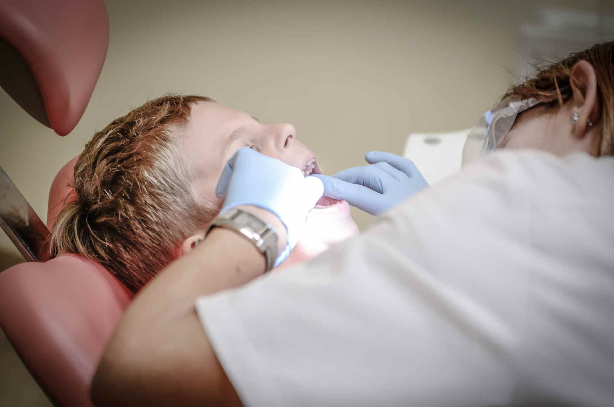 Tag der Zahnfee: Wie der Zahnschutz bei den Kleinsten aussieht