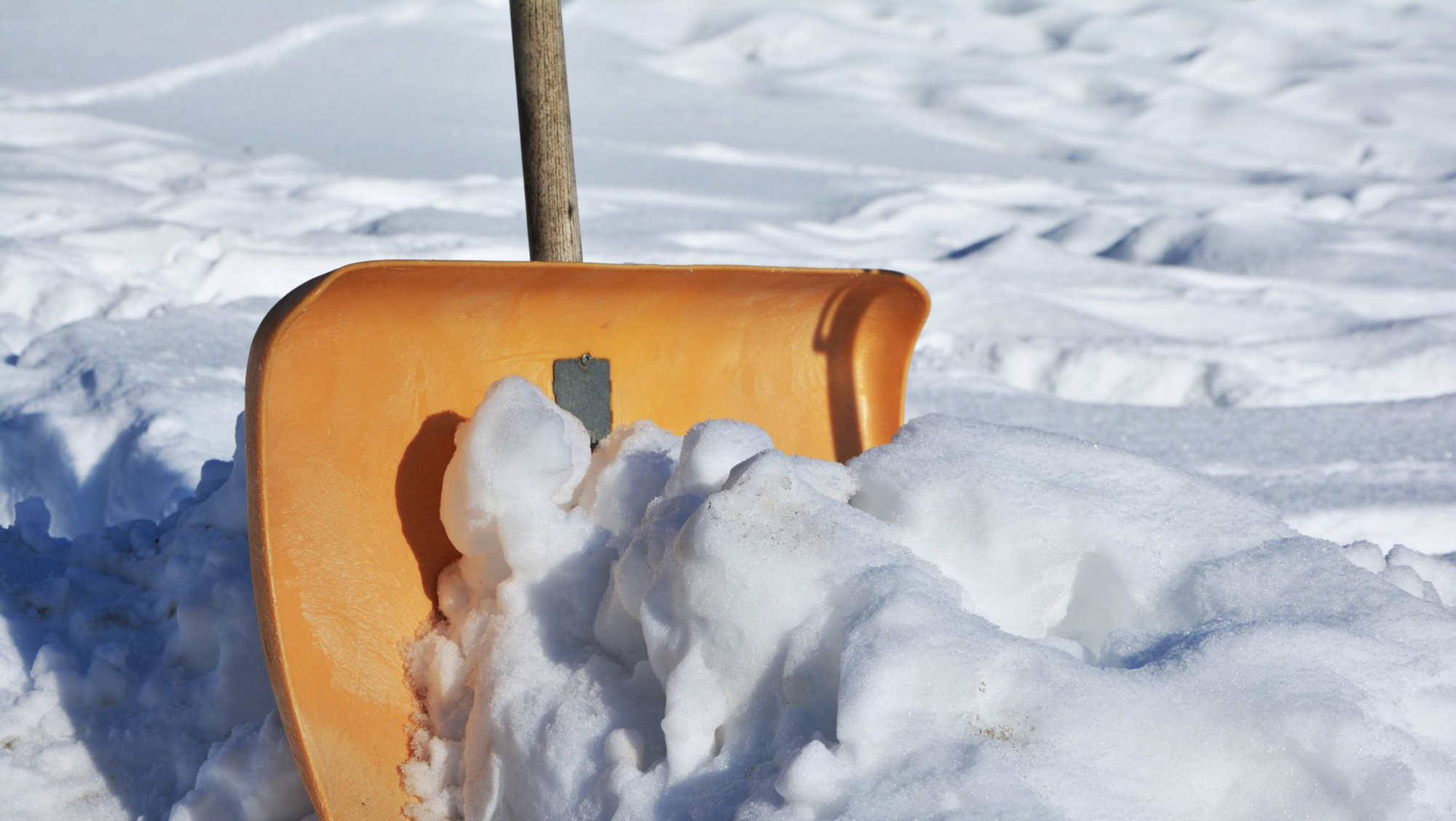 Räumpflichten bei Schnee und Eis: Wann Sie im Winter zur Schippe greifen müssen