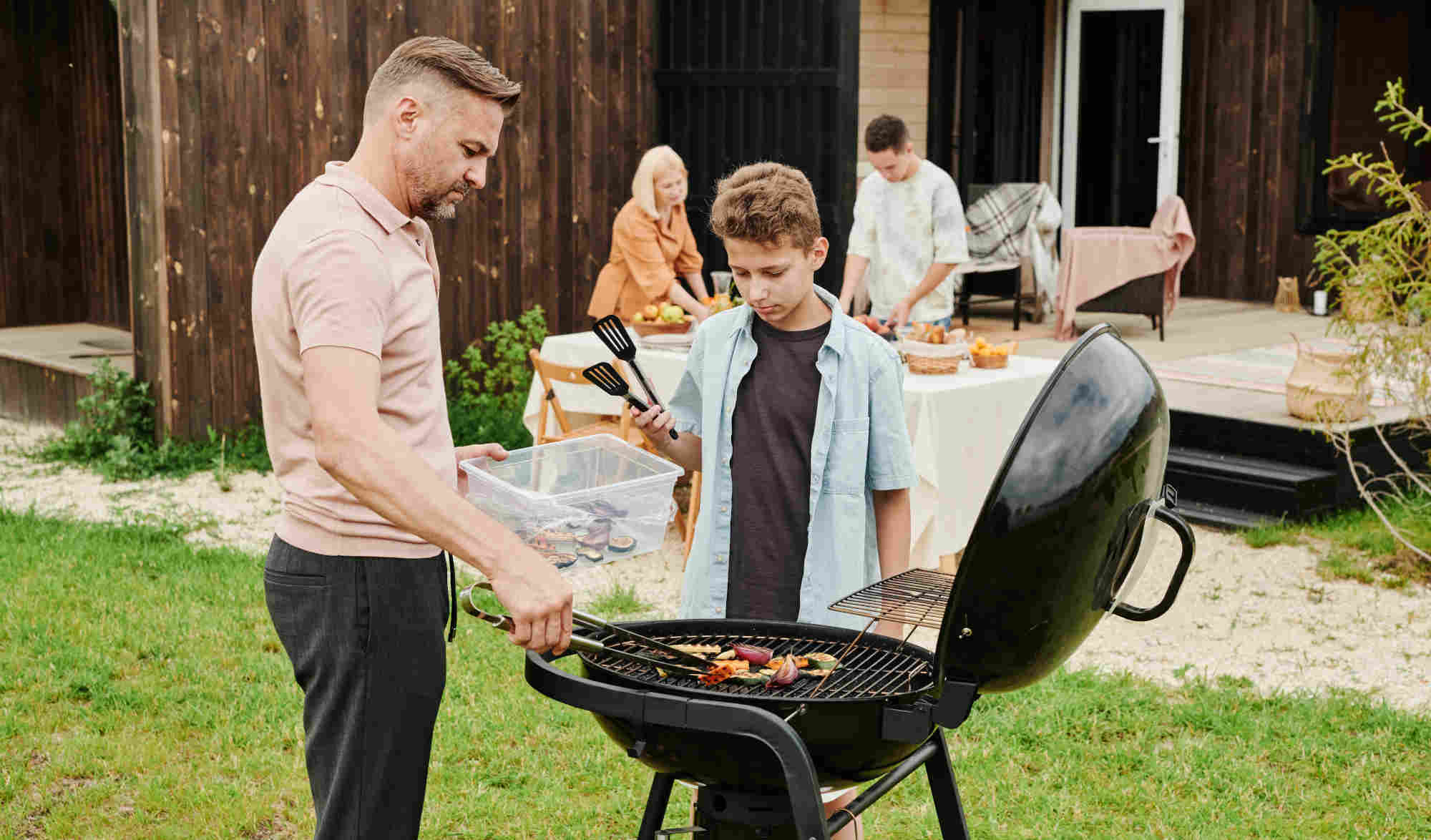 Brenzliger Freizeitspaß: Welche Versicherung bei Grillunfällen zahlt