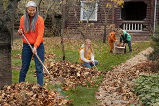 Rutschiges Laub auf den Gehwegen – wann Harken Plicht ist